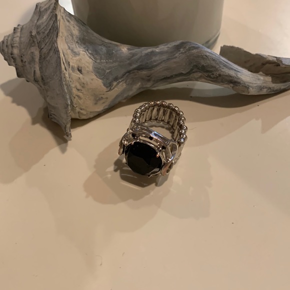 Black stone stretch ring - Picture 1 of 3